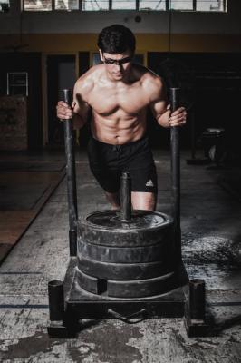 Musculature Scintillante : Quand la Musculation Rencontre les Bijoux Vikings