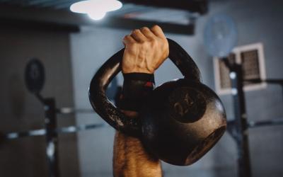Comment mettre des bandes de poignets pour la musculation : le guide